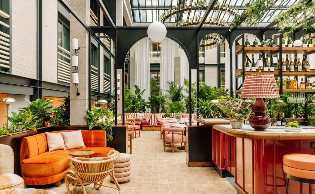 Restaurant and bar in the atrium.