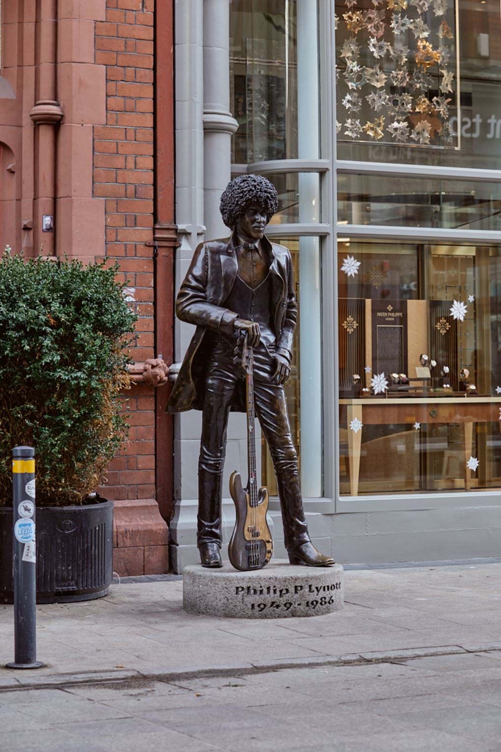 <p>Rock music legend Phil Lynott, immortalised as a statue on Grafton street © Shantanu Starick </p>