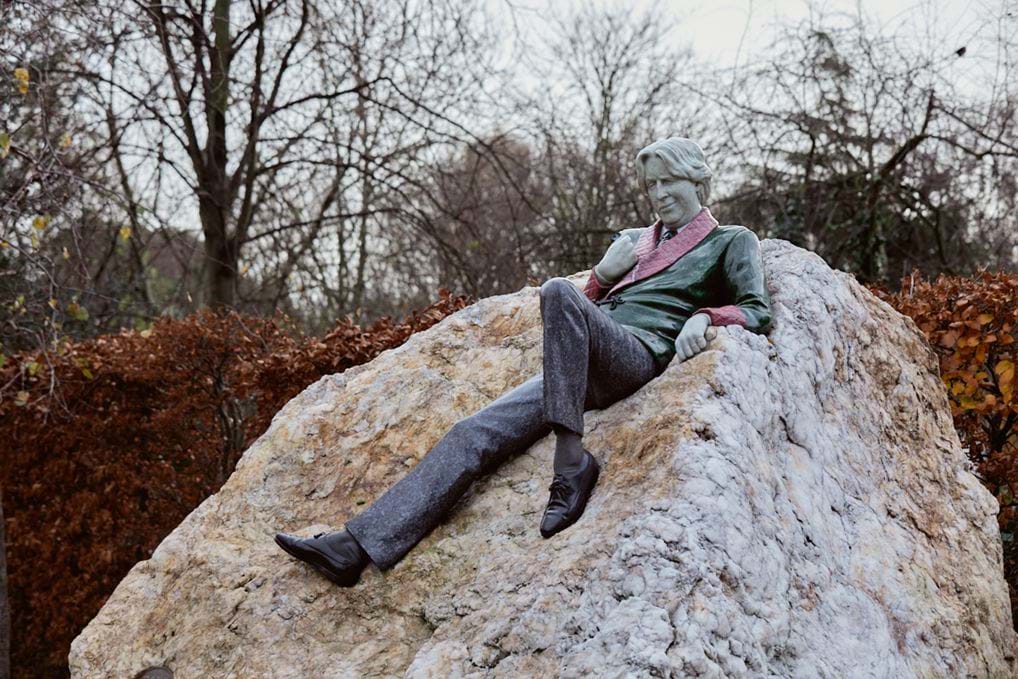 The Oscar Wilde Memorial Sculpture in Merrion Square<br/> © Shantanu Starick
