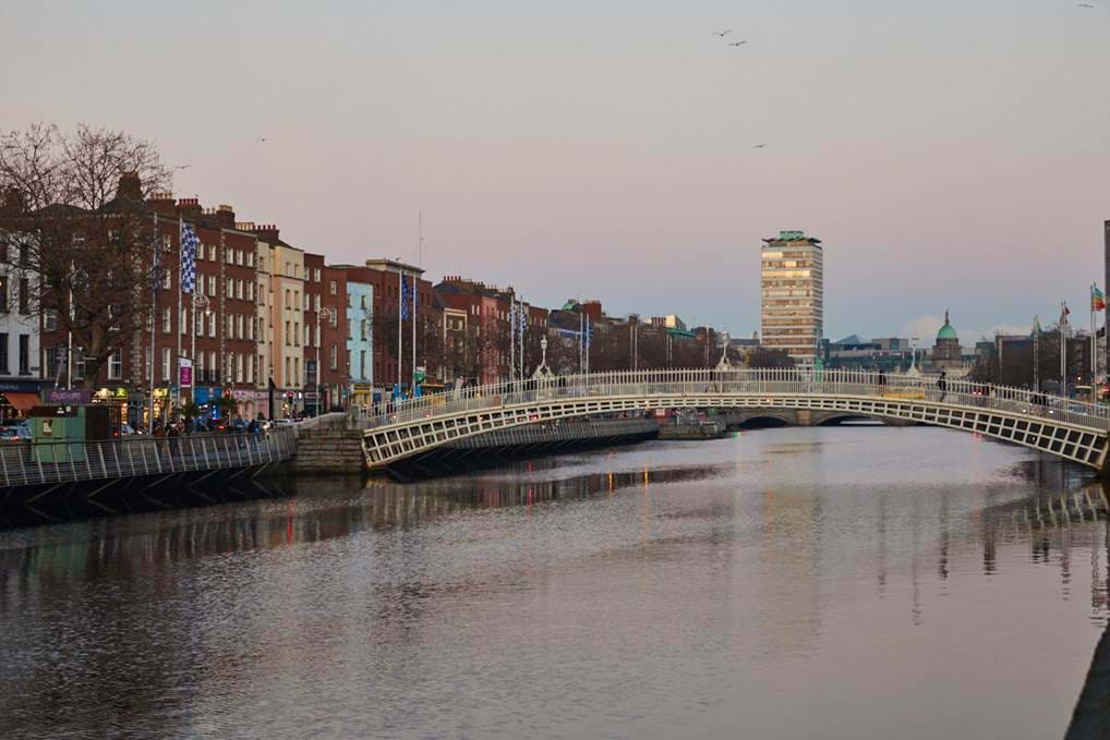 <p>Ha'penny Bridge &copy; Shantanu Starick&nbsp;</p>