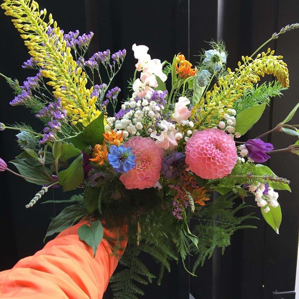 Make a bouquet like this. <br/>Photo by @bulb.flowerstudio