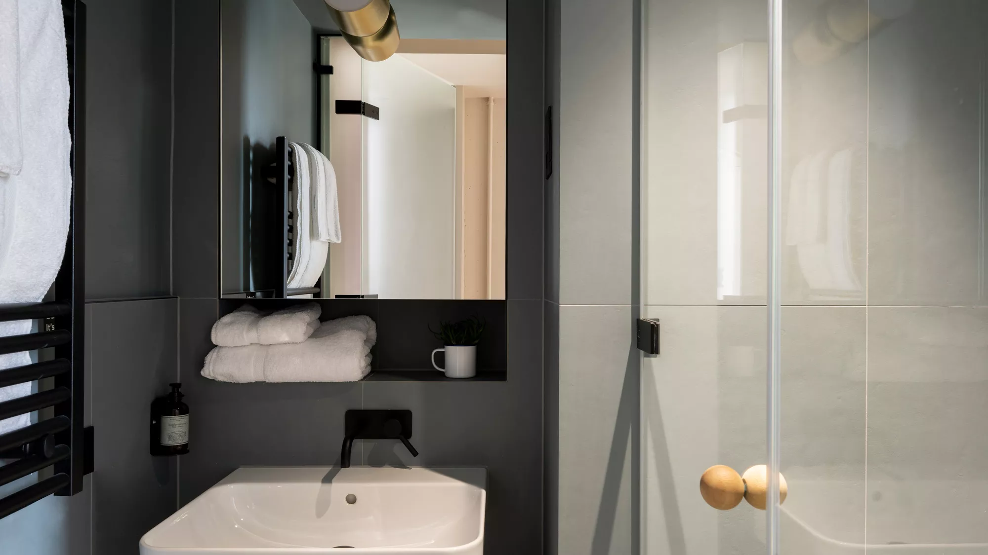 View Chic Corner Studio | Buckle St Studios – Central London Stay in 21 Buckle Street, E1 8DB Chic Corner Studio | Buckle St Studios – Central London Stay in 21 Buckle Street, E1 8DB - Property image 12 - VivreStays