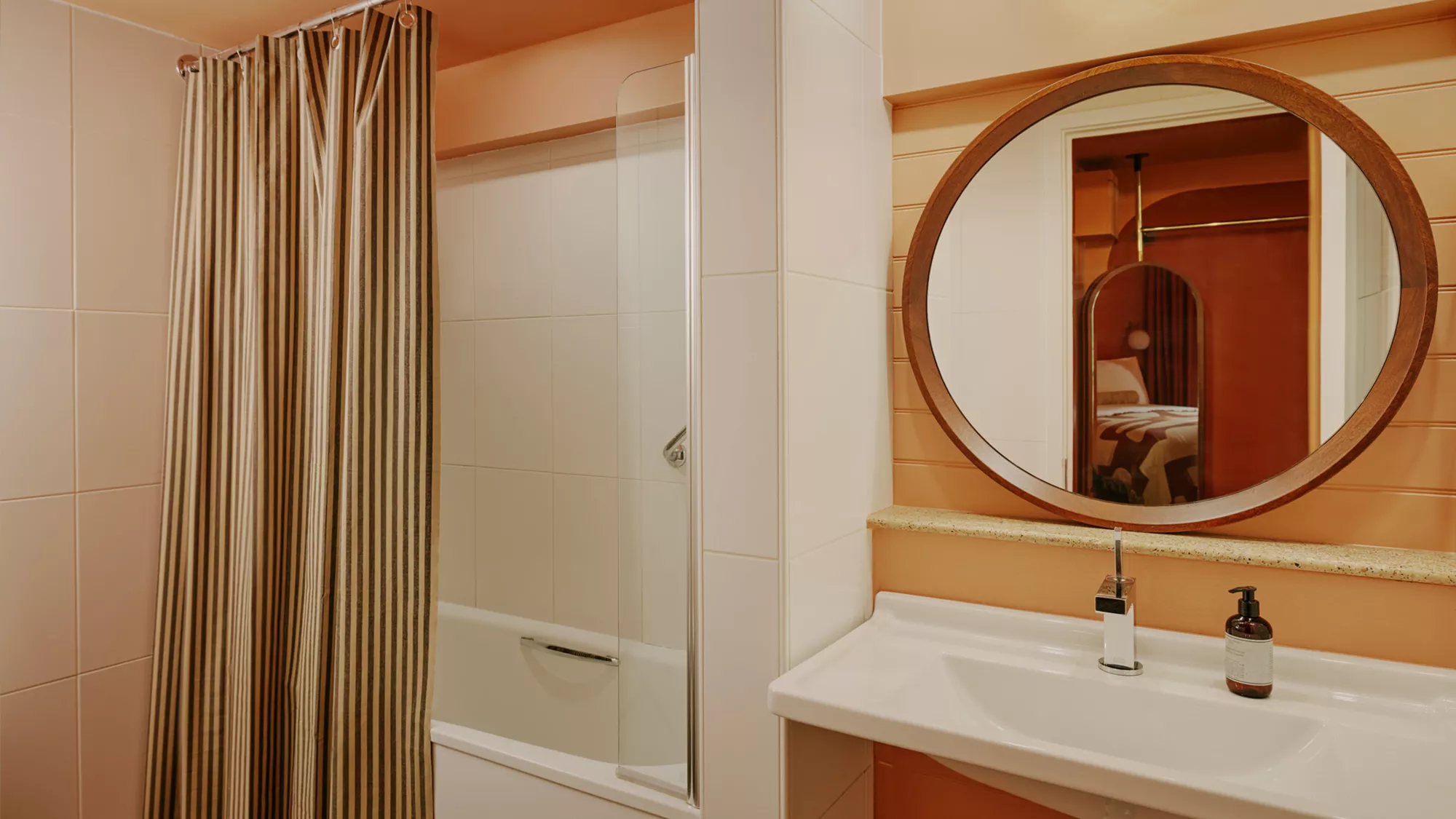 View Open-plan suite in London Kensington with Wi-Fi and AC in 202-220 Cromwell Road, Kensington and Chelsea, London, SW5 0SW, UK Open-plan suite in London Kensington with Wi-Fi and AC in 202-220 Cromwell Road, Kensington and Chelsea, London, SW5 0SW, UK - Property image 10 - VivreStays