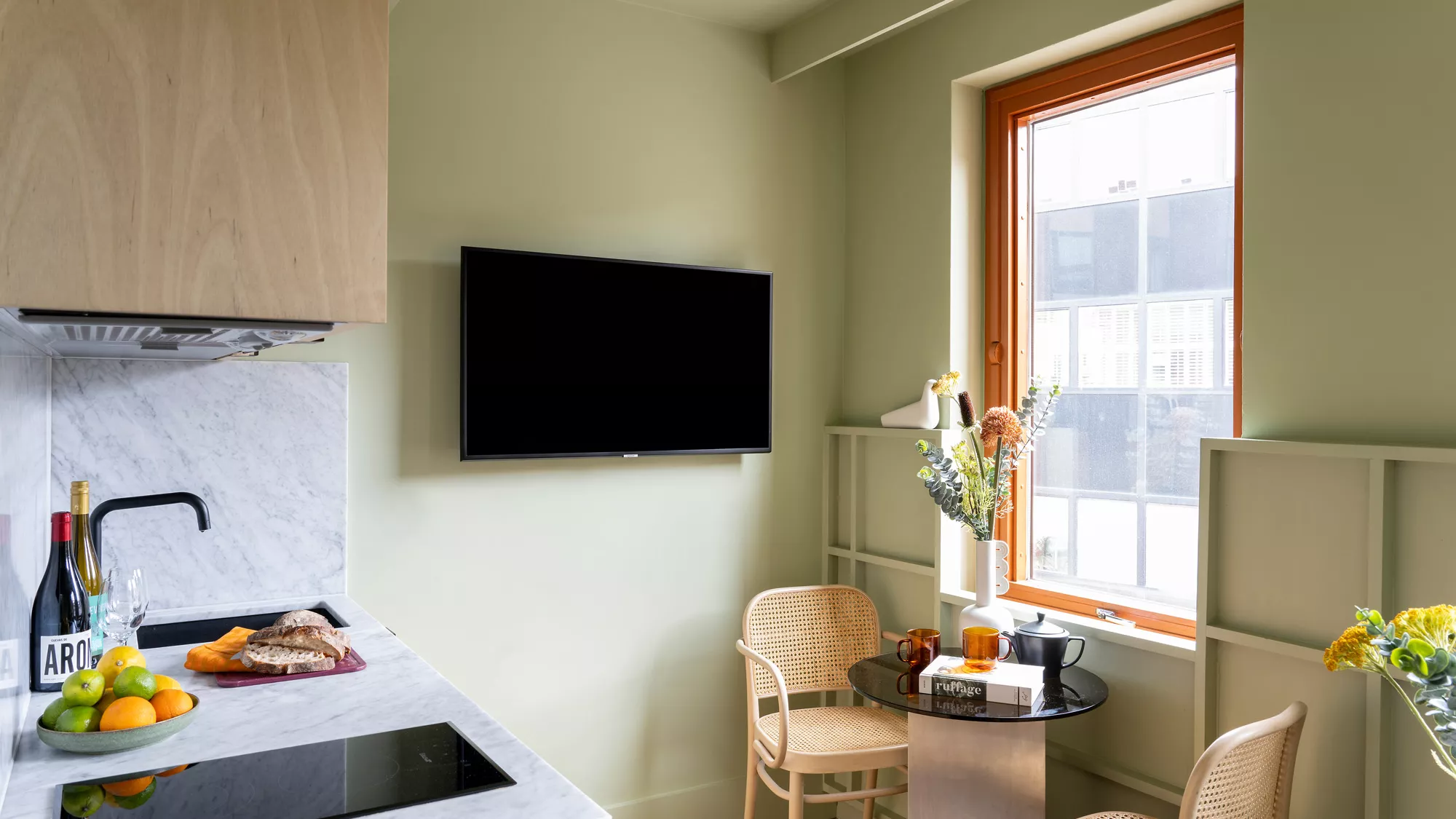 View Centrally located London studio with city views, a fitted kitchen, air conditioning, and Wi-Fi in 2 Broken Wharf, City of London, London, EC4V 3DT, UK Centrally located London studio with city views, a fitted kitchen, air conditioning, and Wi-Fi in 2 Broken Wharf, City of London, London, EC4V 3DT, UK - Property image 3 - VivreStays