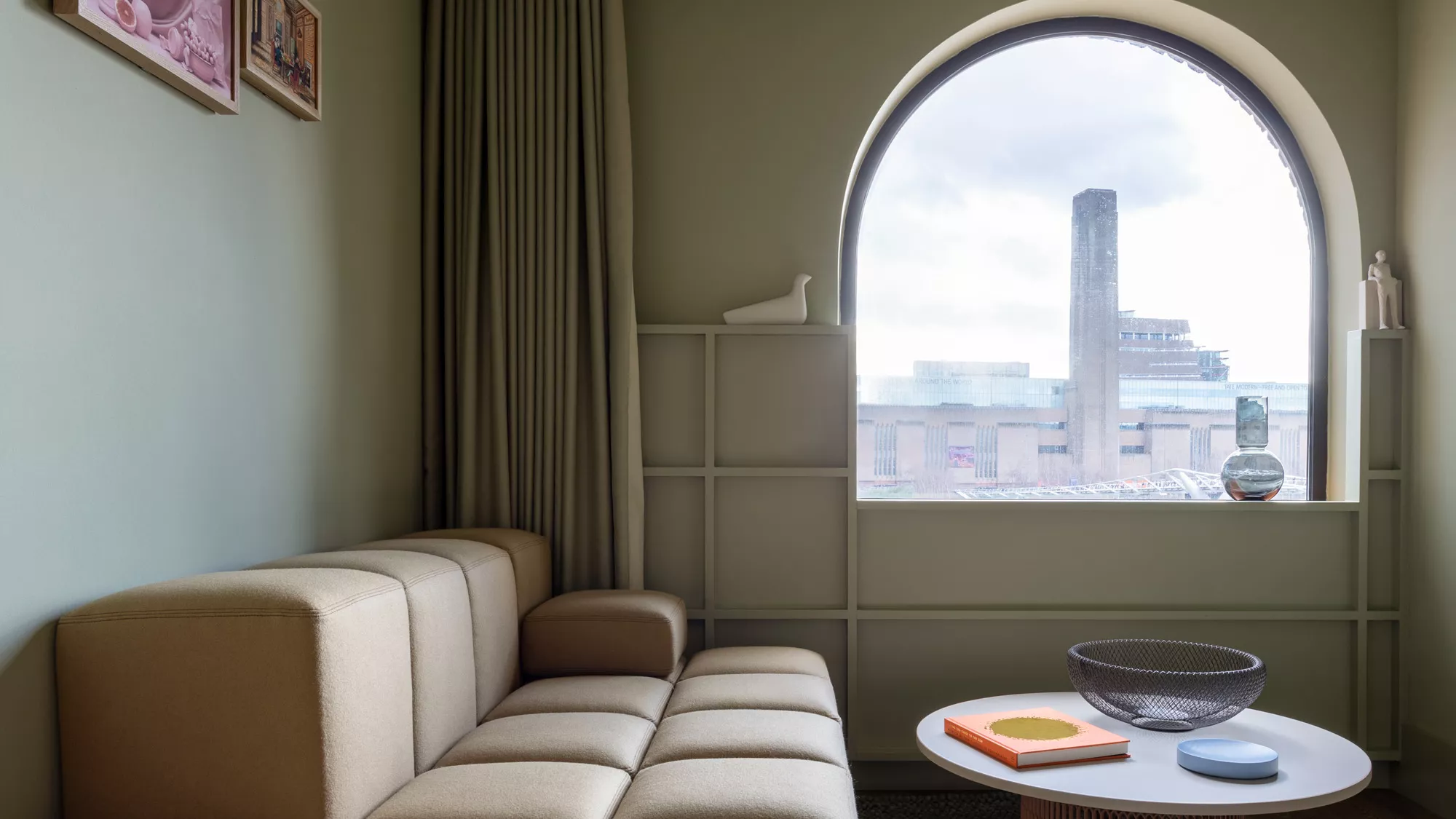 View Modern London studio with river views, kitchen, air conditioning and Wi-Fi in 2 Broken Wharf, City of London, London, EC4V 3DT, UK Modern London studio with river views, kitchen, air conditioning and Wi-Fi in 2 Broken Wharf, City of London, London, EC4V 3DT, UK - Property image 3 - VivreStays