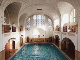 Piscine Müllersches Volksbad | Schwan Locke, Theresienwiese, Munich | Appart-hôtel design, Locke