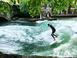 Vague de surf d'Eisbach | Schwan Locke, Theresienwiese | Appart-hôtels design, Locke