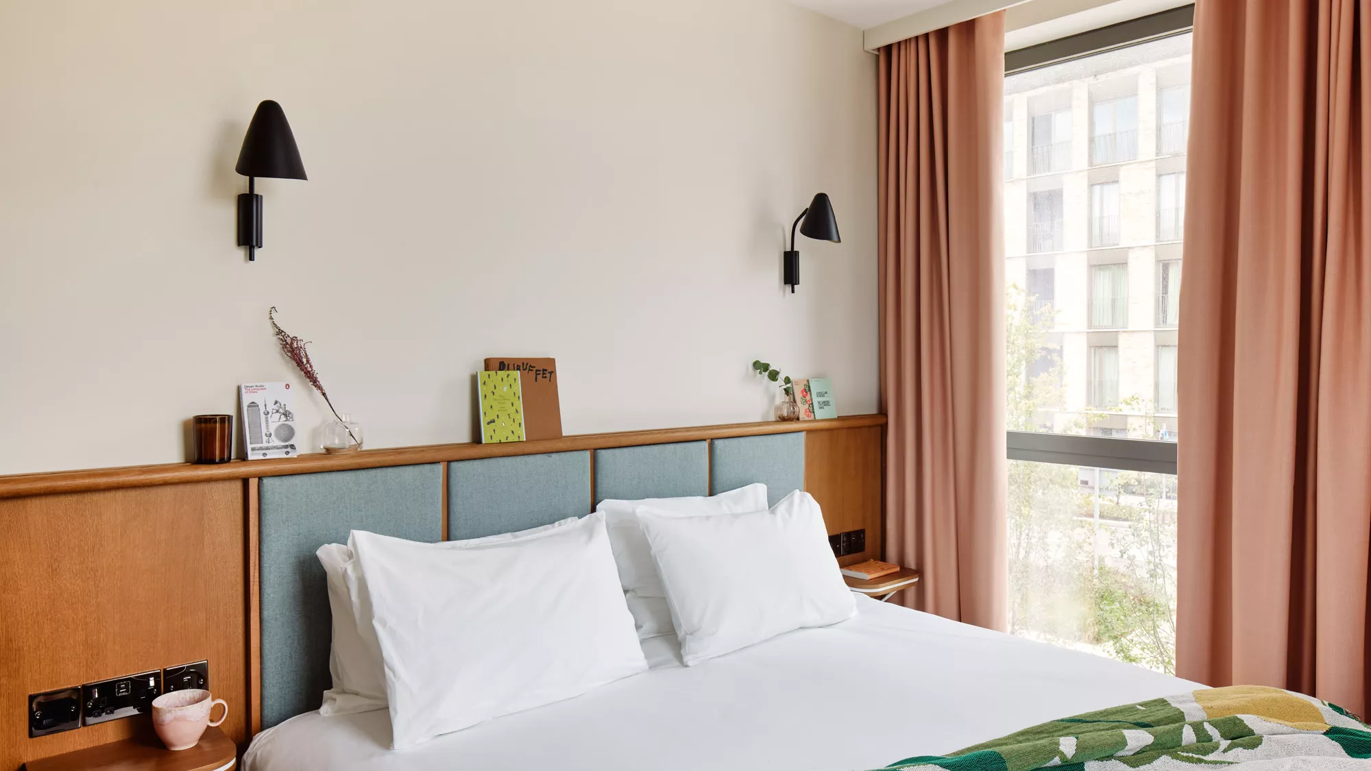 View Modern 2-bedroom suites with AC Modern 2-bedroom suites with AC serviced apartment - Cambridge - VivreStays